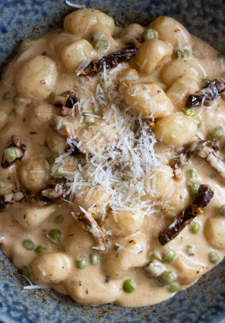 Gnocchi with Cream, Sun-Dried Tomatoes and Peas Gnocchi with Cream, Sun-Dried Tomatoes and Peas