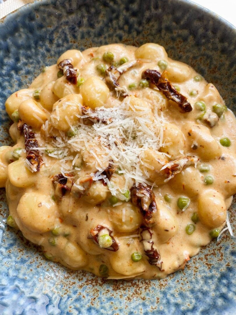 Gnocchi with Cream, Sun-Dried Tomatoes and Peas Gnocchi with Cream, Sun-Dried Tomatoes and Peas