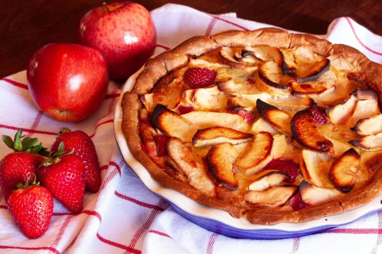 Strawberry Apple Pie strawberry apple pie in a pie dish with apples and strawberries around it